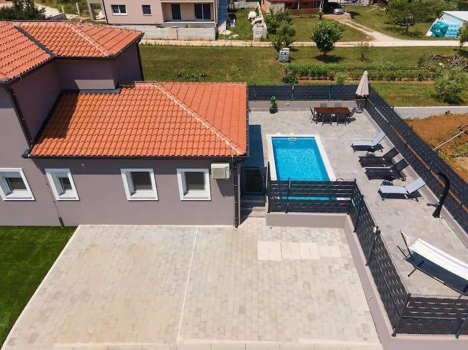 Apartment Flego With Private Swimming Pool And Big Outside Space Funtana 0*,